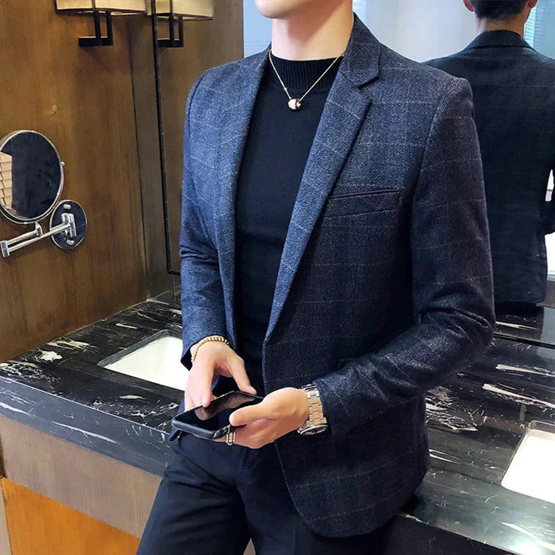 Blazer Zelvon ZLN110 masculino slim com tecido leve, lapelas tradicionais e caimento elegante.