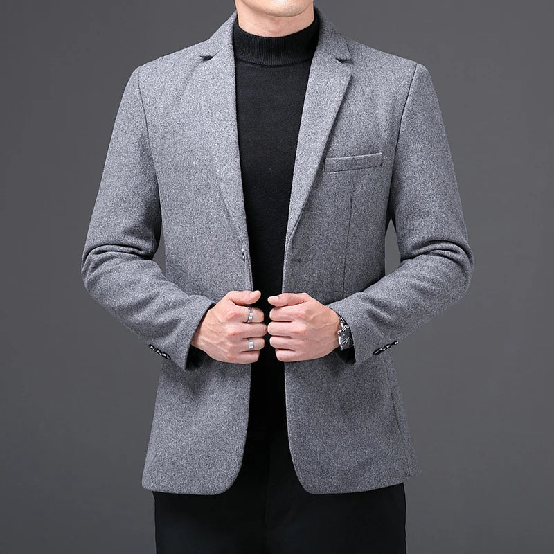 Blazer masculino Zelvon ZLN107 com corte ajustado, tecido leve e lapelas sofisticadas.