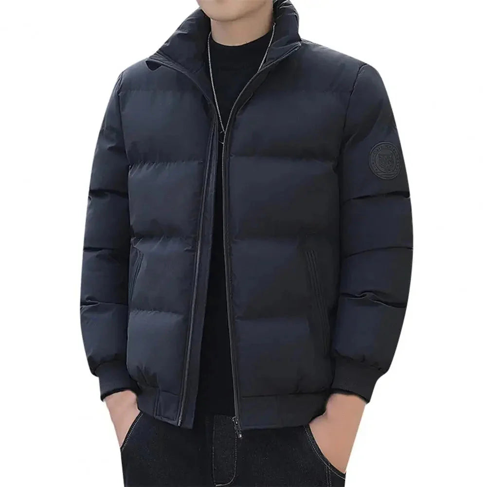 Jaqueta puffer masculina Zelvon ZLN005 com design acolchoado, enchimento leve, zíper frontal e bolsos laterais funcionais.